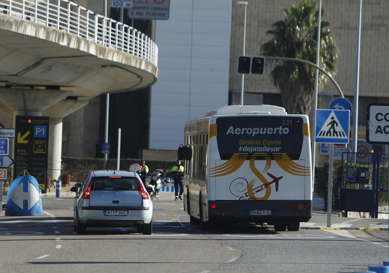 Un autobús de la línea EA llegando al aeropuerto.