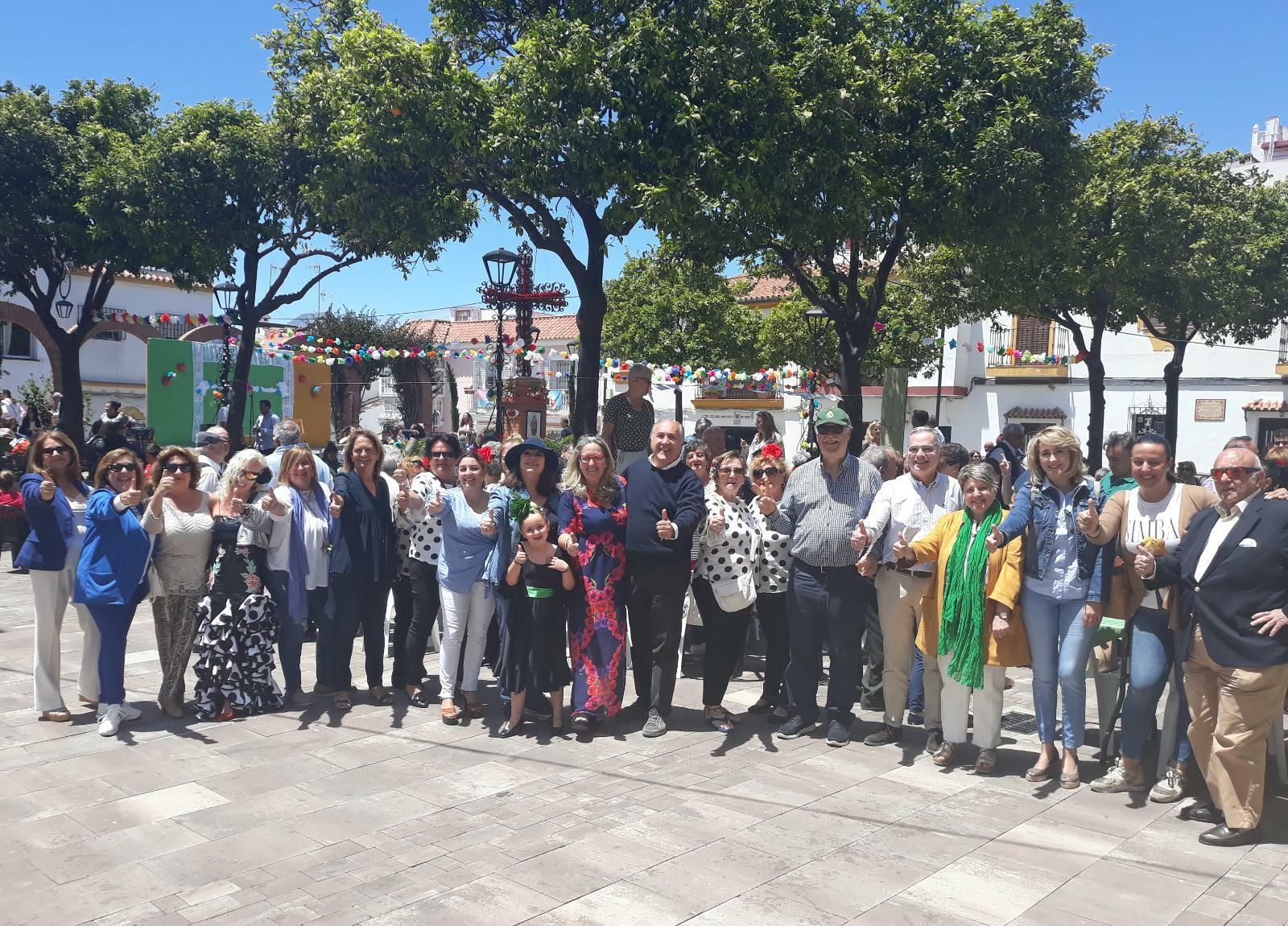 Landaluce, Valdés, Zarzuela y Troya, con vecinos de San Isidro.