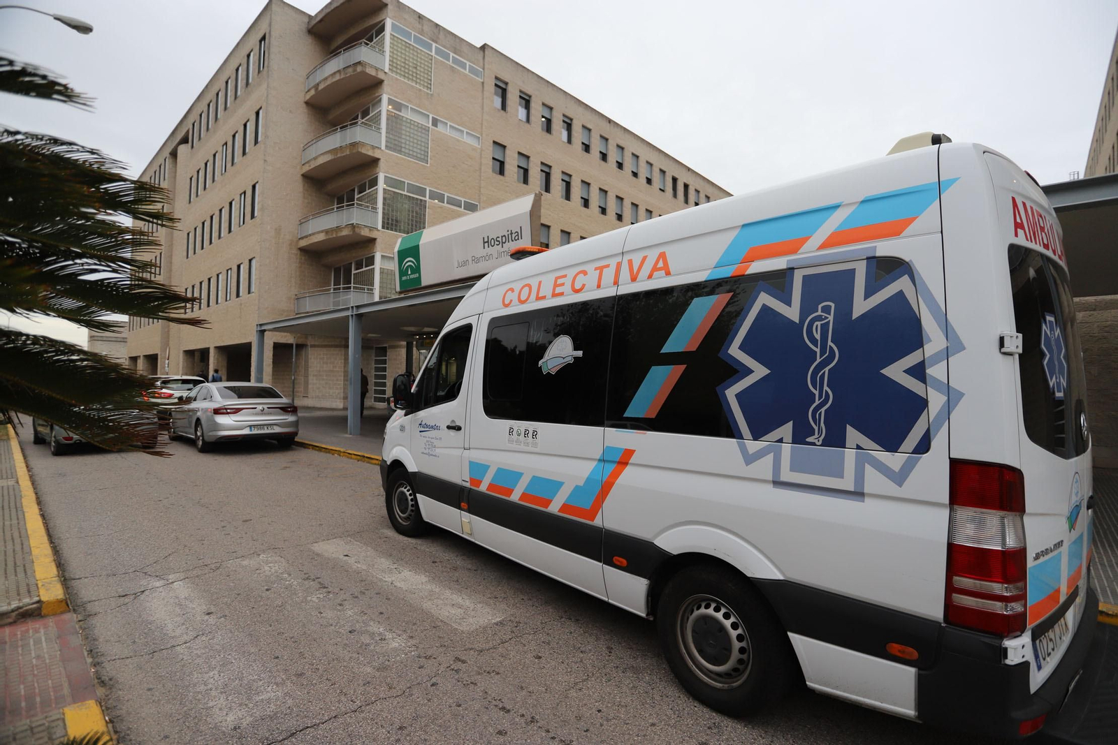 Ambulancia en el hospital Juan Ramón Jiménez de la capital onubense.