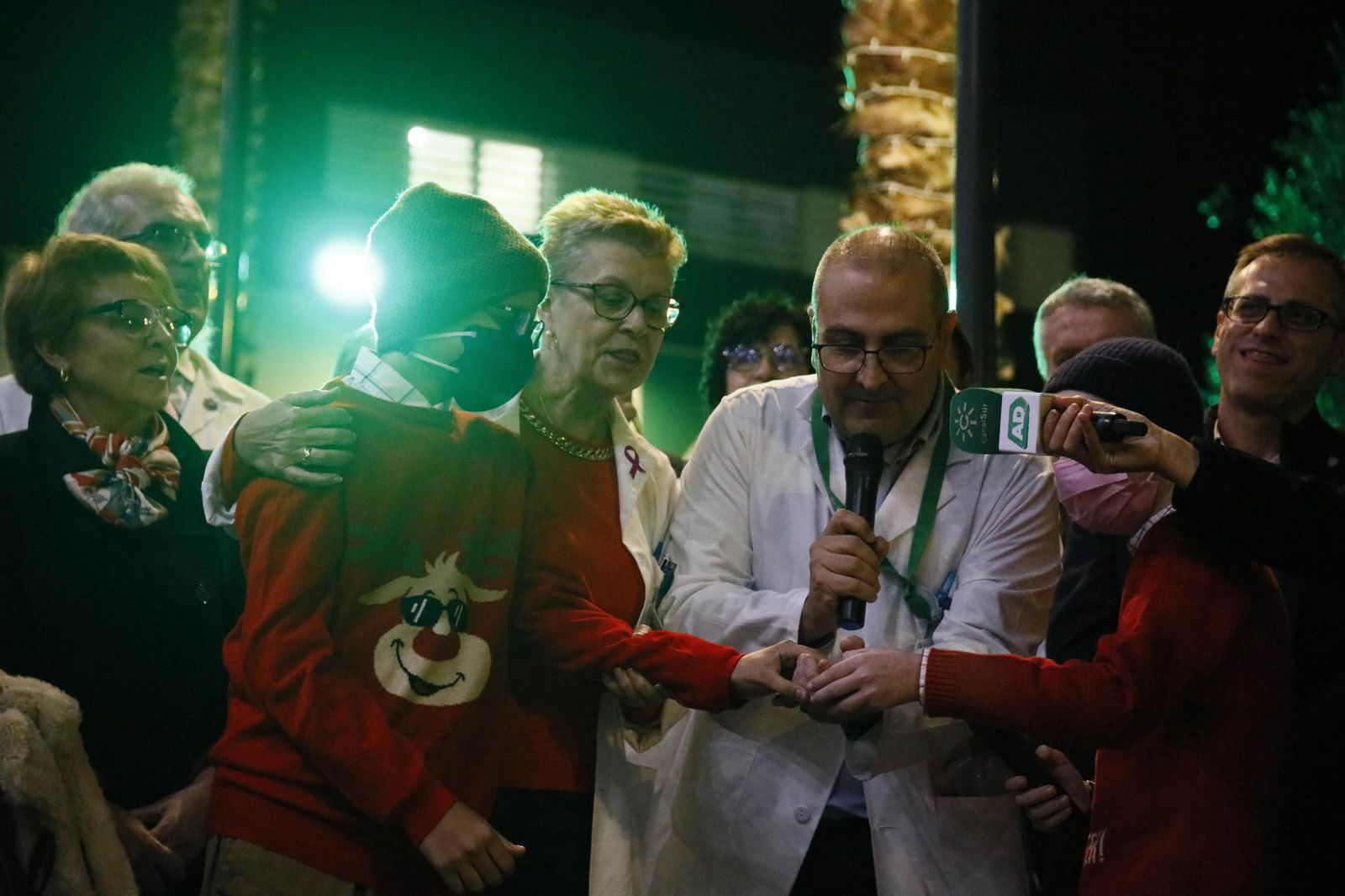 Las imágenes del encendido de la iluminación navideña en el Hospital Torrecárdenas de Almería