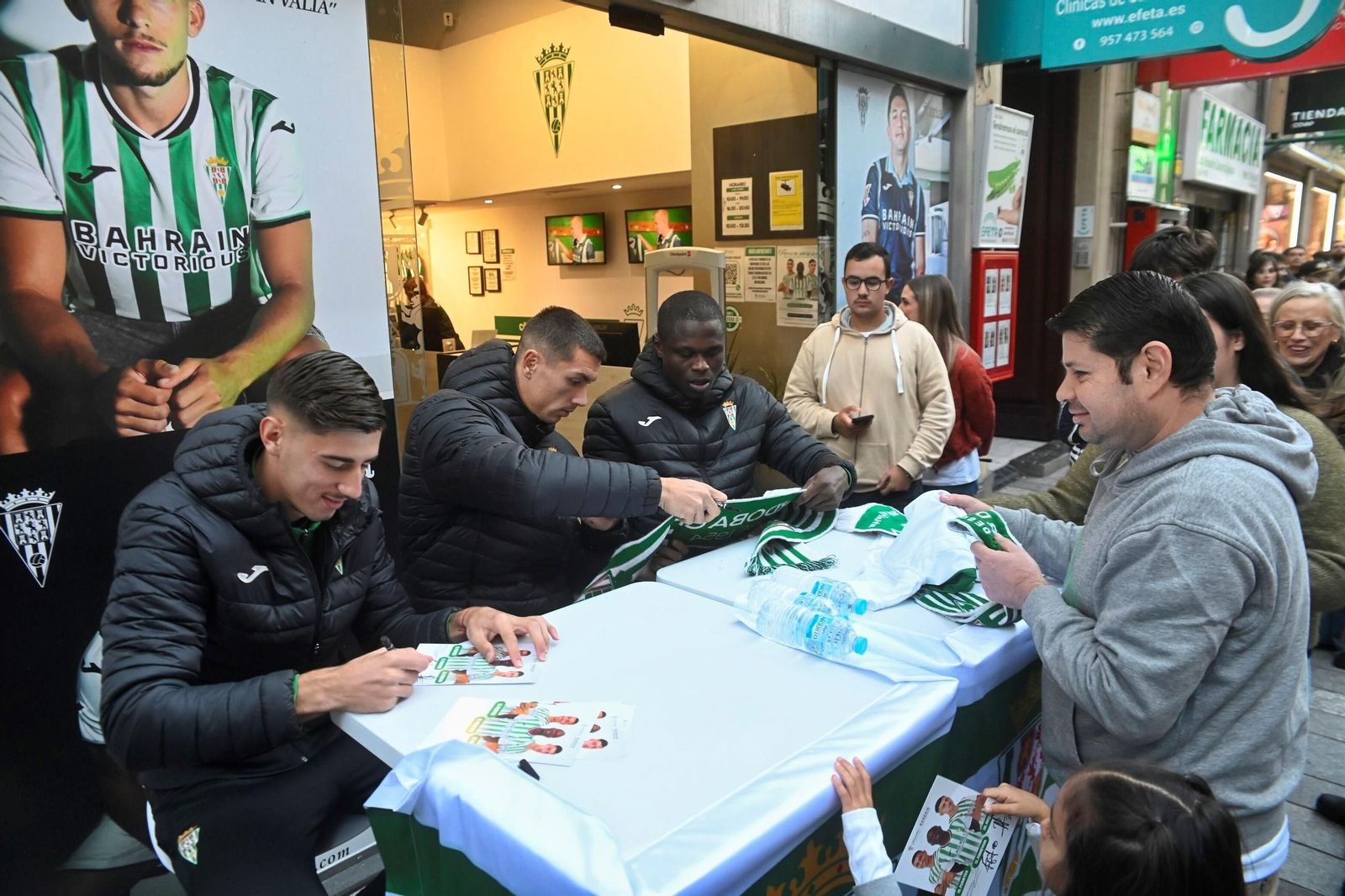 Furor en la tienda del Córdoba CF: las fotos de la firma de autógrafos de Requena, Fomeyem y Adri Fuentes