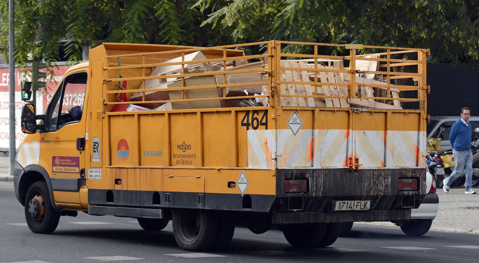 Un camión de lipasam recogiendo muebles de la basura.