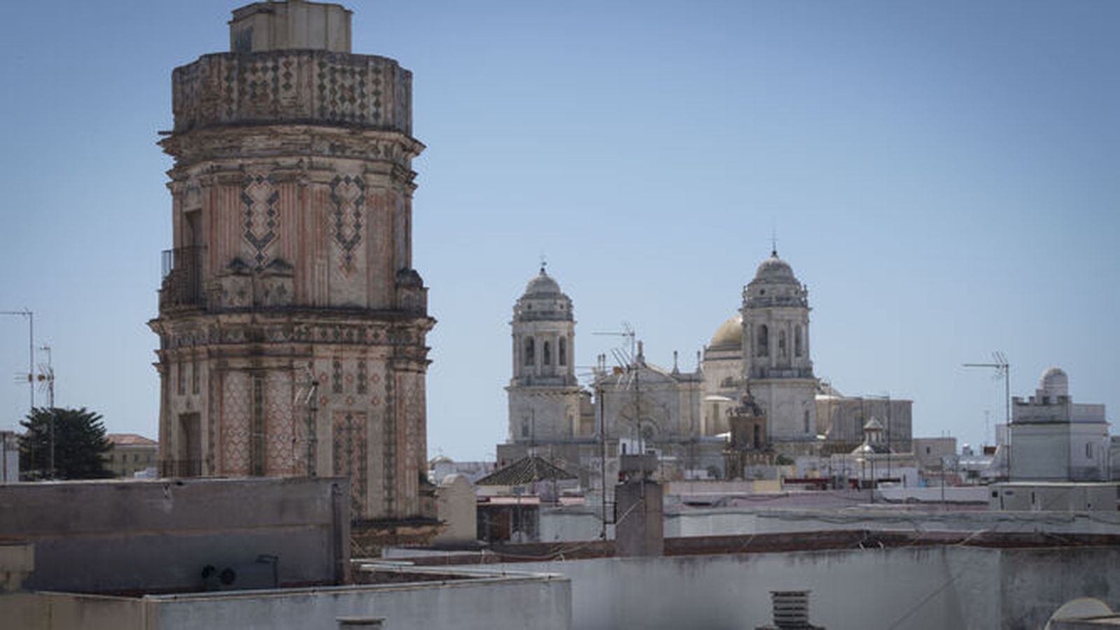 La Bella Escondida, con la Catedral de fondo