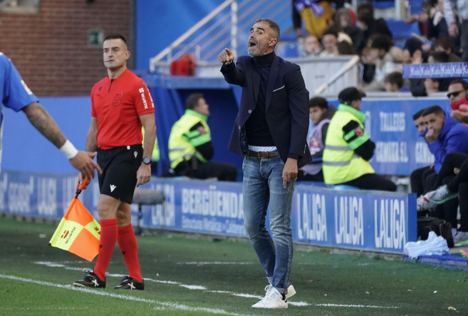 Gaizka Garitano dando órdenes en Mendizorroza