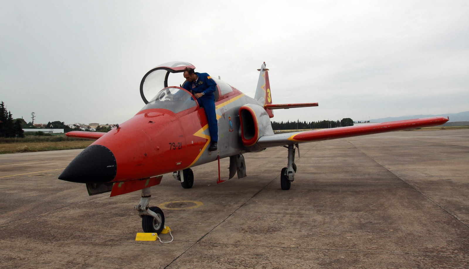 Espectaculares fotos de las acrobacias de la Patrulla Águila: cuatro décadas surcando los cielos