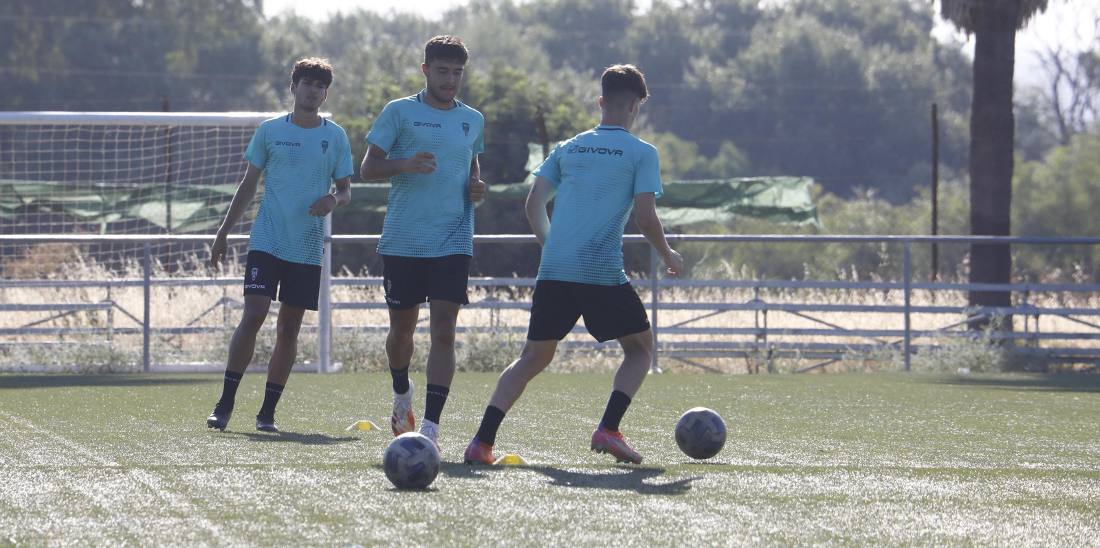 Ángel Lara, en el centro de la imagen, durante el entrenamiento de este miércoles con el filial.
