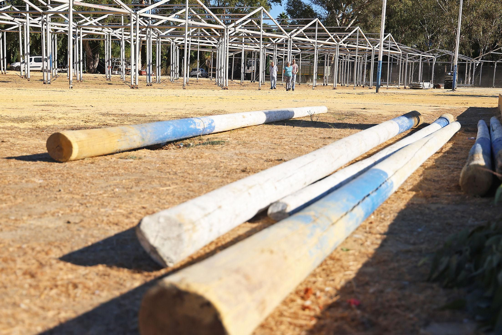 Imágenes del inicio del montaje de las casetas para la Feria de Otoño y del Caballo de Huelva