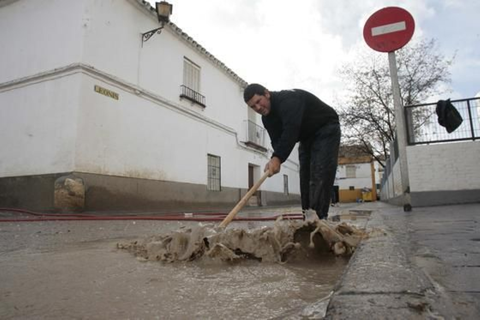 Tareas de limpieza de lodo en Écija.

Foto: Juan Carlos Muñoz