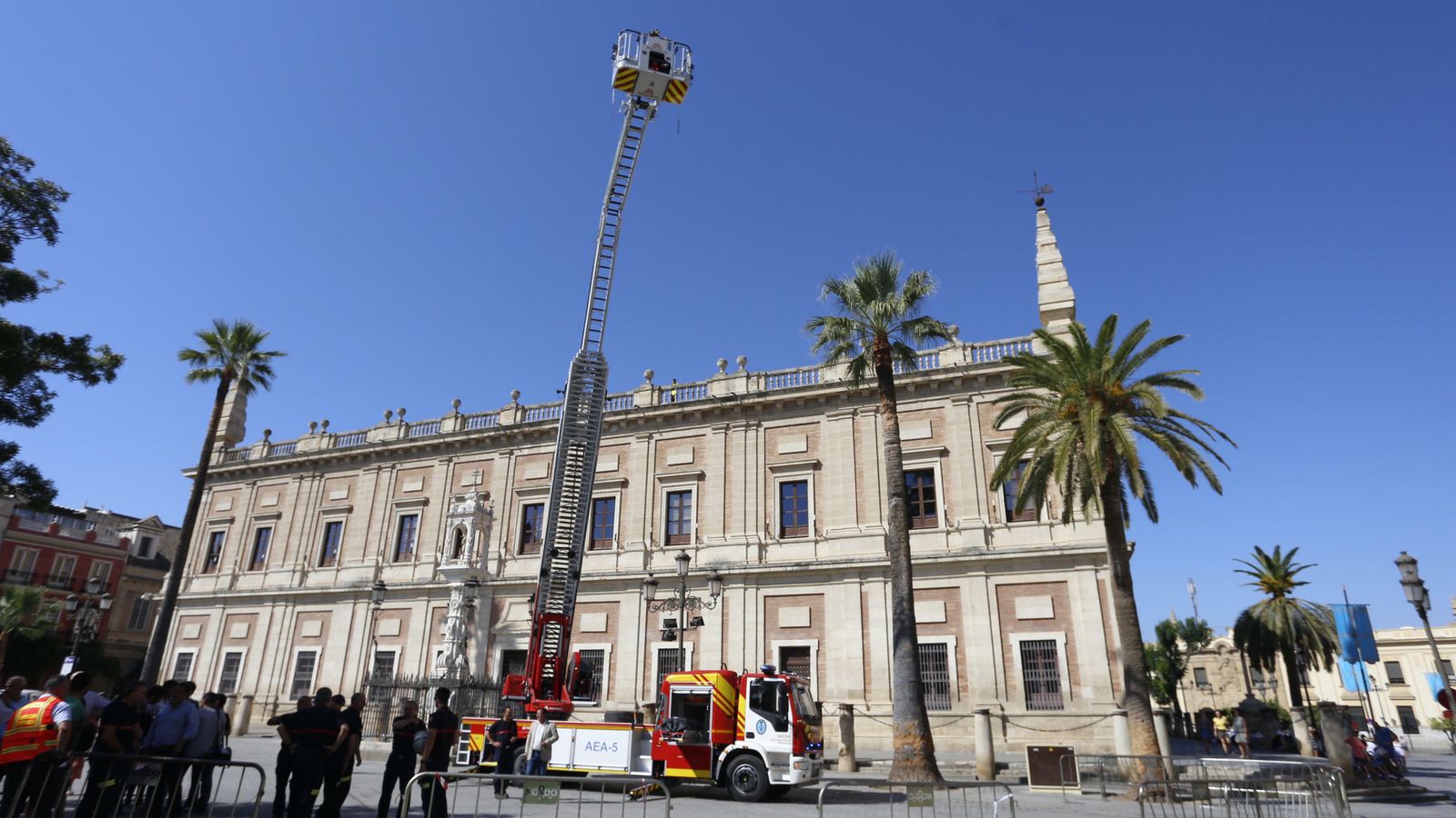 El nuevo vehículo de los Bomberos, delante del Archivo de Indias.