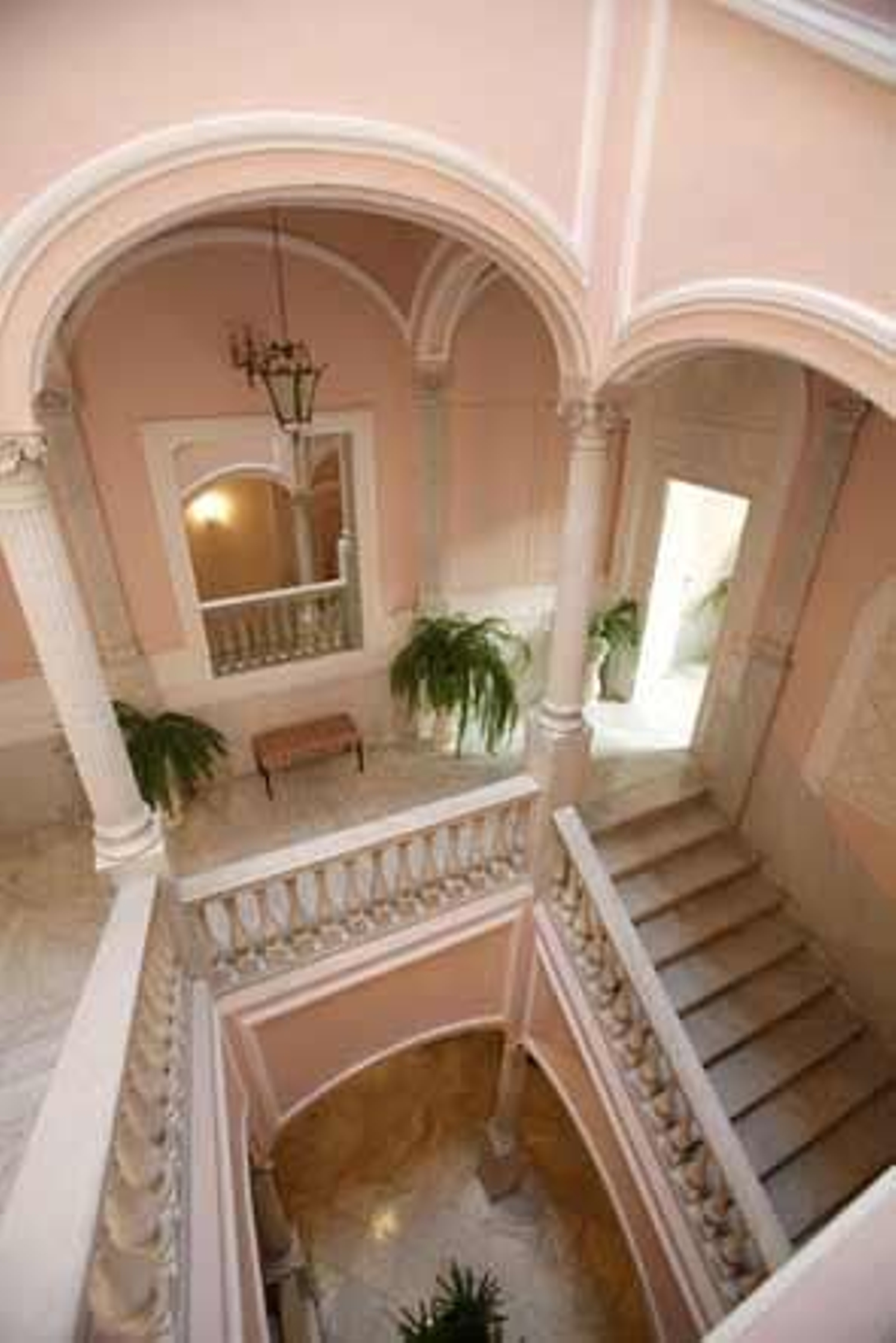 El inmueble, situado en la esquina de las calles Novena y Barrié, esobra del arquitecto Fernando Ortiz Vierna y fue construido en la segunda mitad del siglo XIX. Actualmente alberga  cuatro viviendas y un hermoso patio 

Foto: Jesus Marin