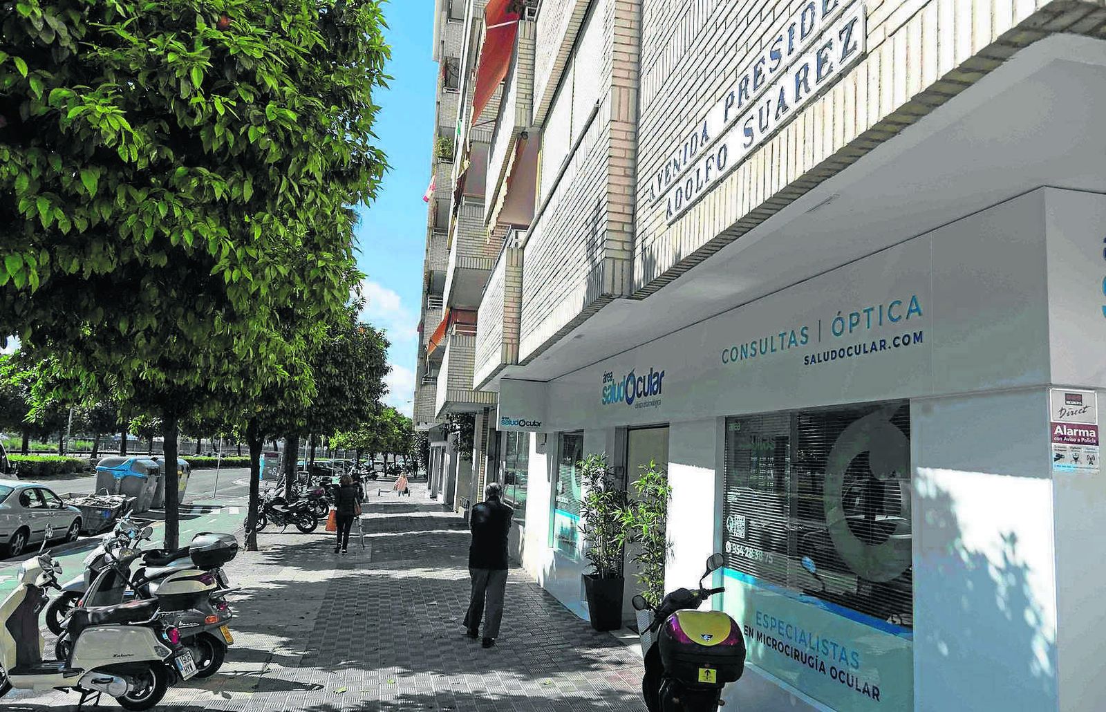 Rótulo de la Avenida Presidente Adolfo Suárez, esquina con Glorieta de las Cigarreras.