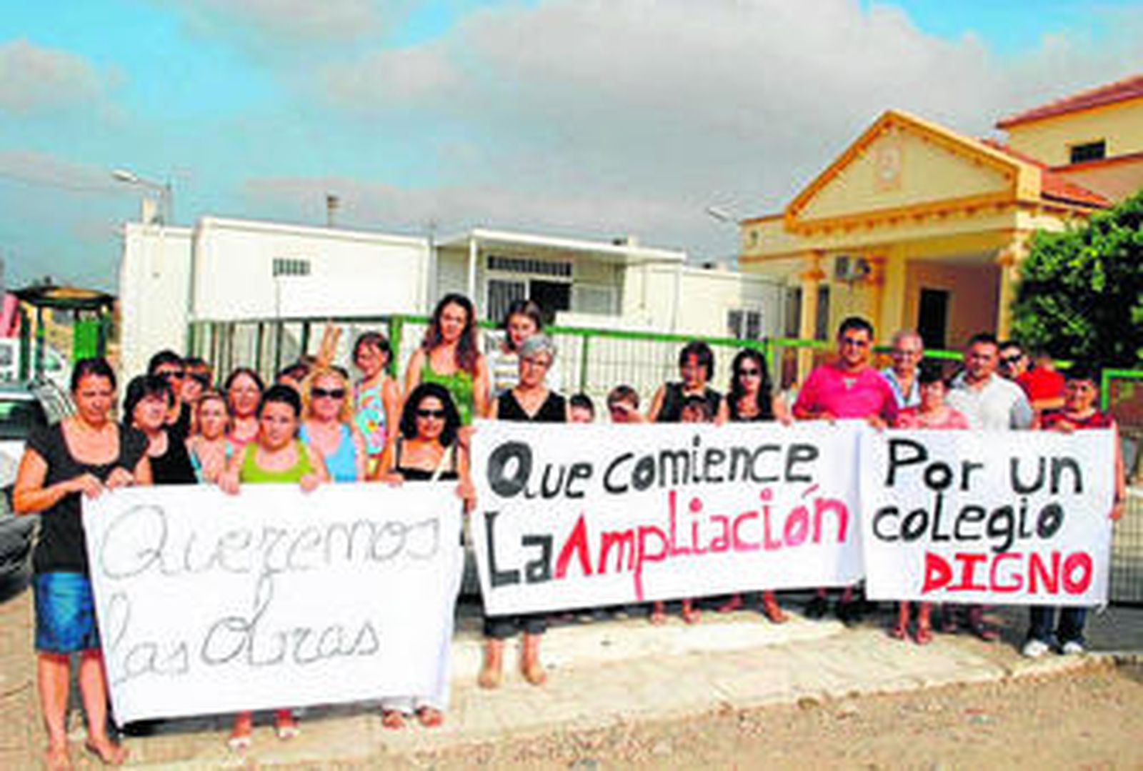 Los padres se manifestaban hace ahora un año, para reclamar la ejecución de estas obras.