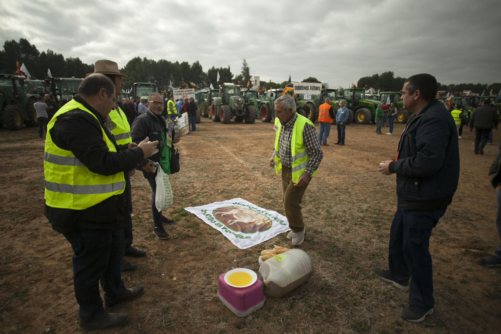 Las fotos de los tractores que han cortado las carreteras en Antequera