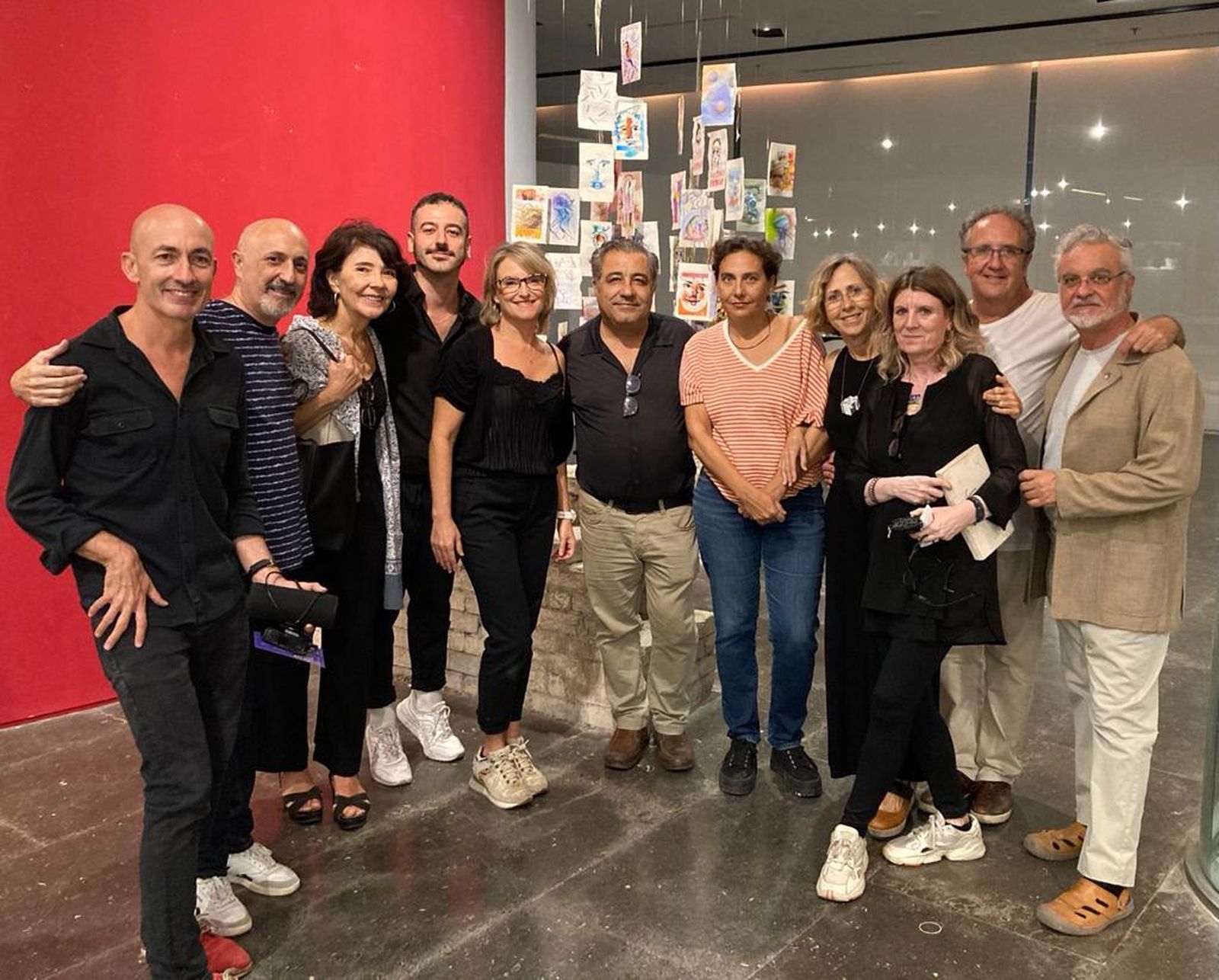 Javier Fito, gestor de la sala, con el vicedirector de la Escuela de Arte de Sevilla y los artistas.