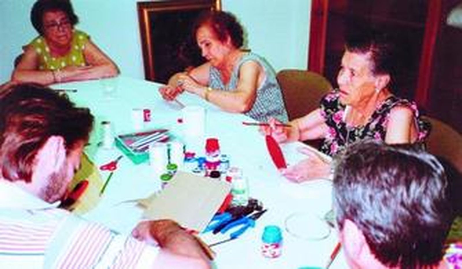 Varias personas participan en un taller de manualidades de una entidad de voluntarios sociales.