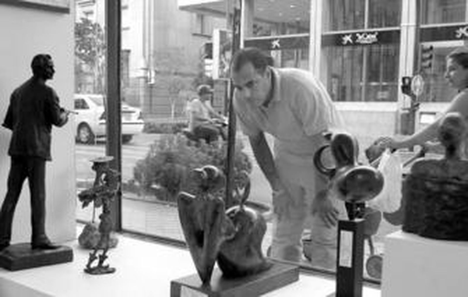 En tiempos de falta de liquidez, los apretados presupuestos impiden invertir en el arte, pero no de admirarlo.