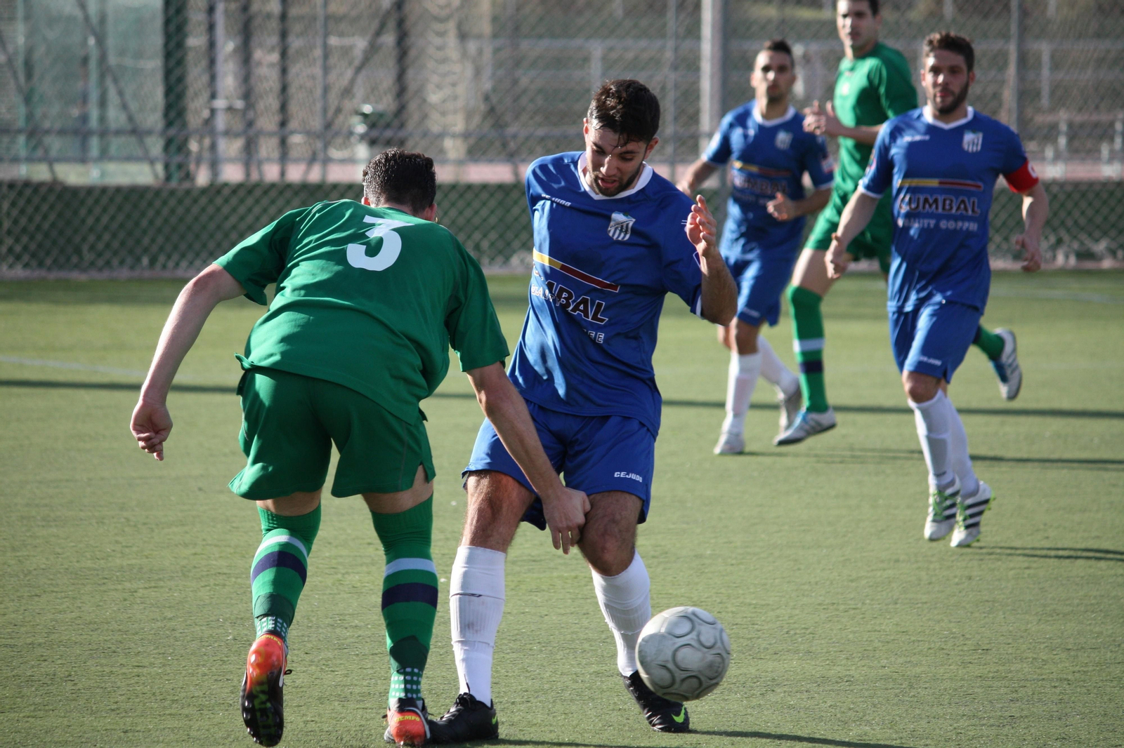 Tony encara al almeriense Víctor en el choque disputado ayer.