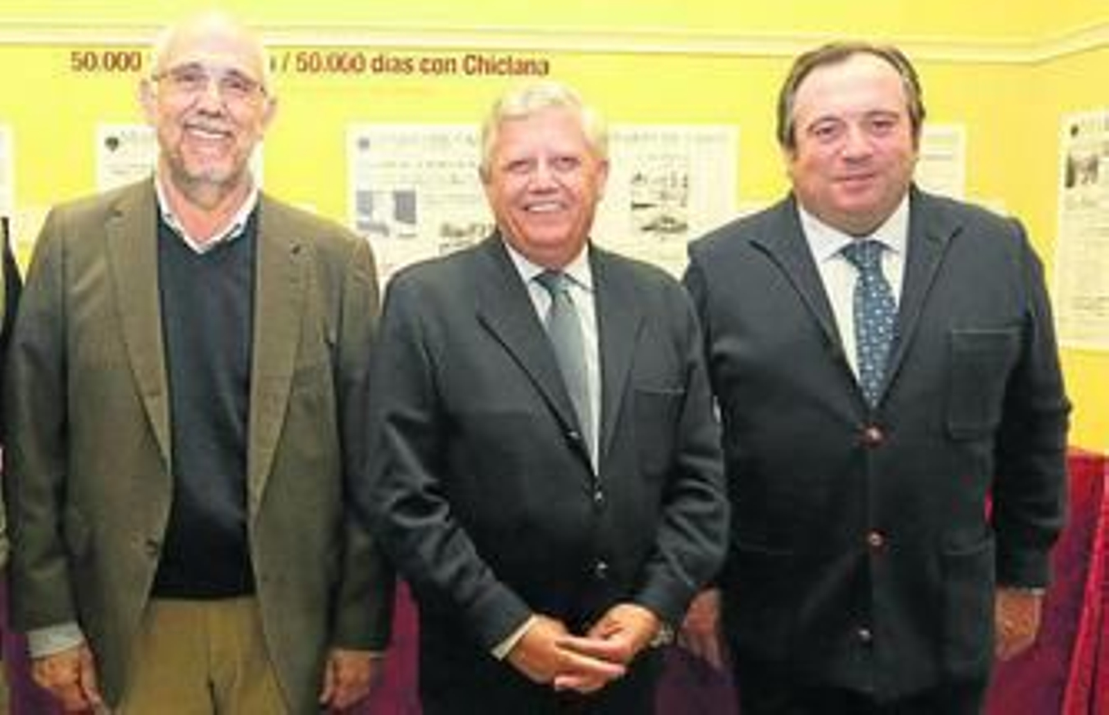 Juan Gómez Vela, presidente del Ateneo de Chiclana, con el alcalde, Ernesto Marín, y el concejal José Manuel Lechuga (PP).