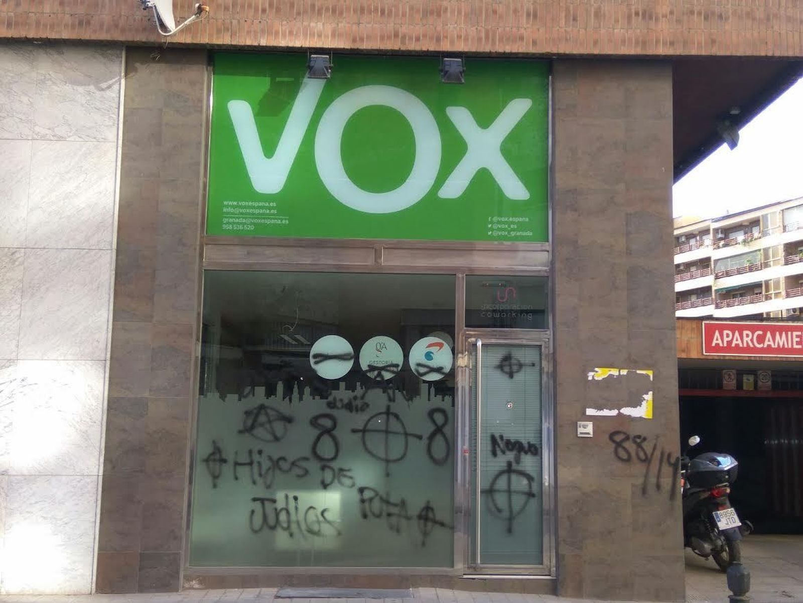 Las pintadas vandálicas se extienden a  la sede de VOX
