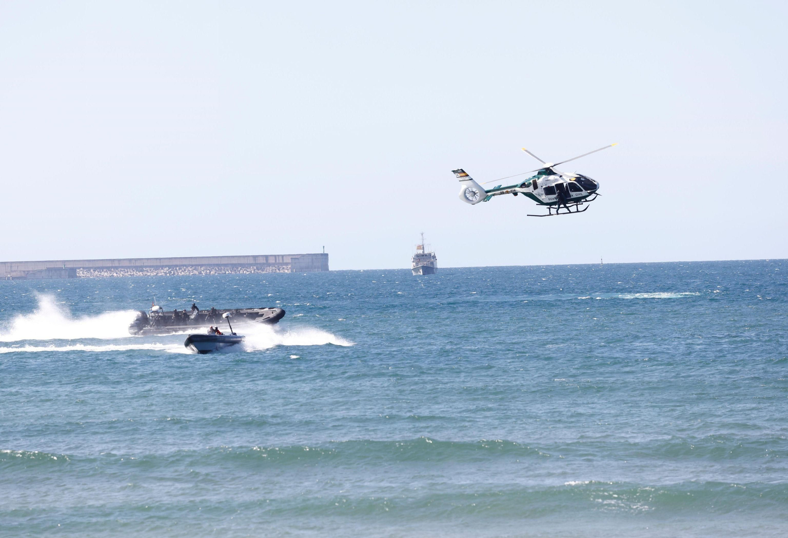 Las espectaculares imágenes de la exhibición por el Día de las Fuerzas Armadas en Gijón