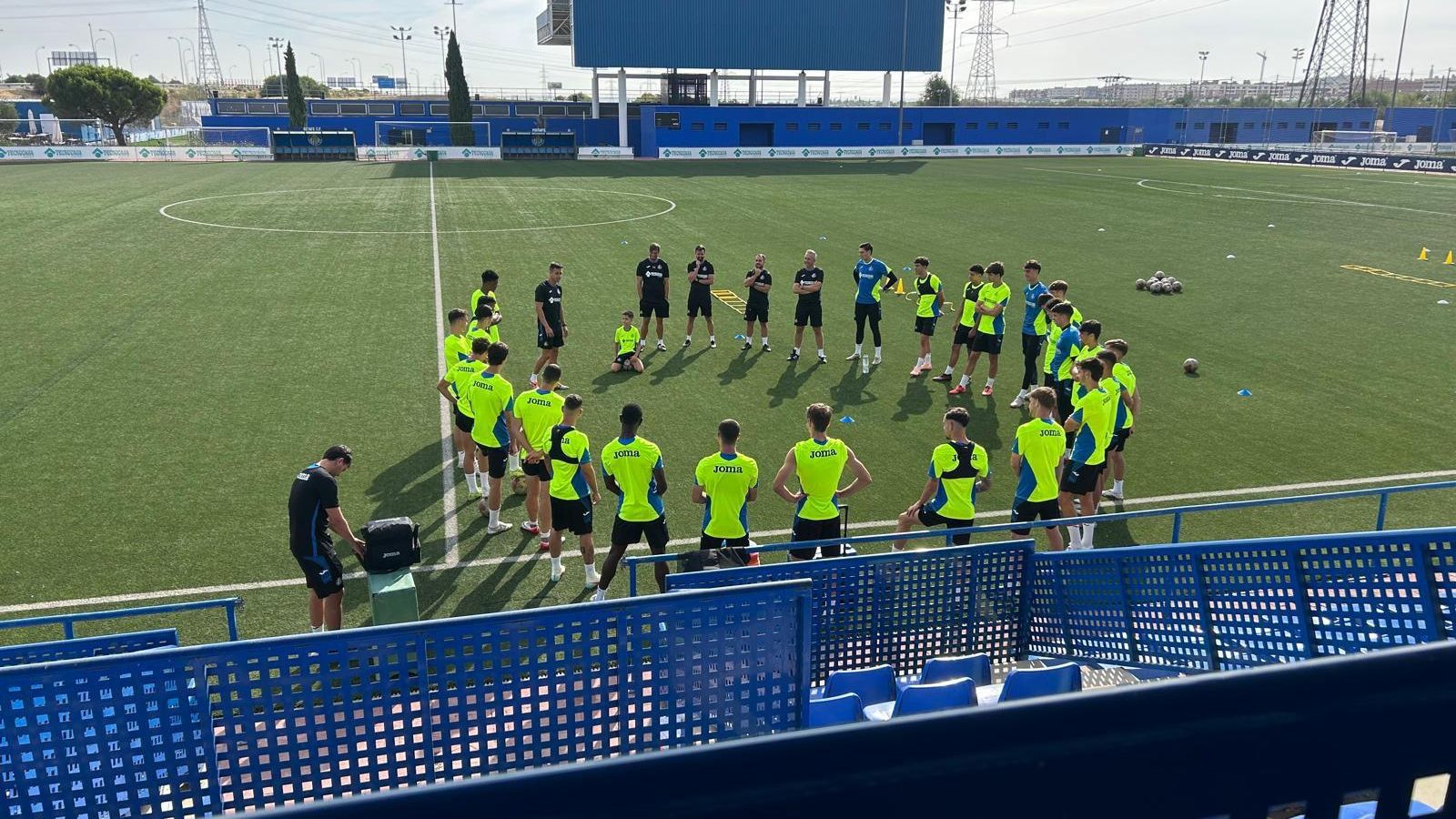 Los jugadores del conjunto azulón atienden a la charla de Manu del Moral antes de una sesión de entrenamiento.