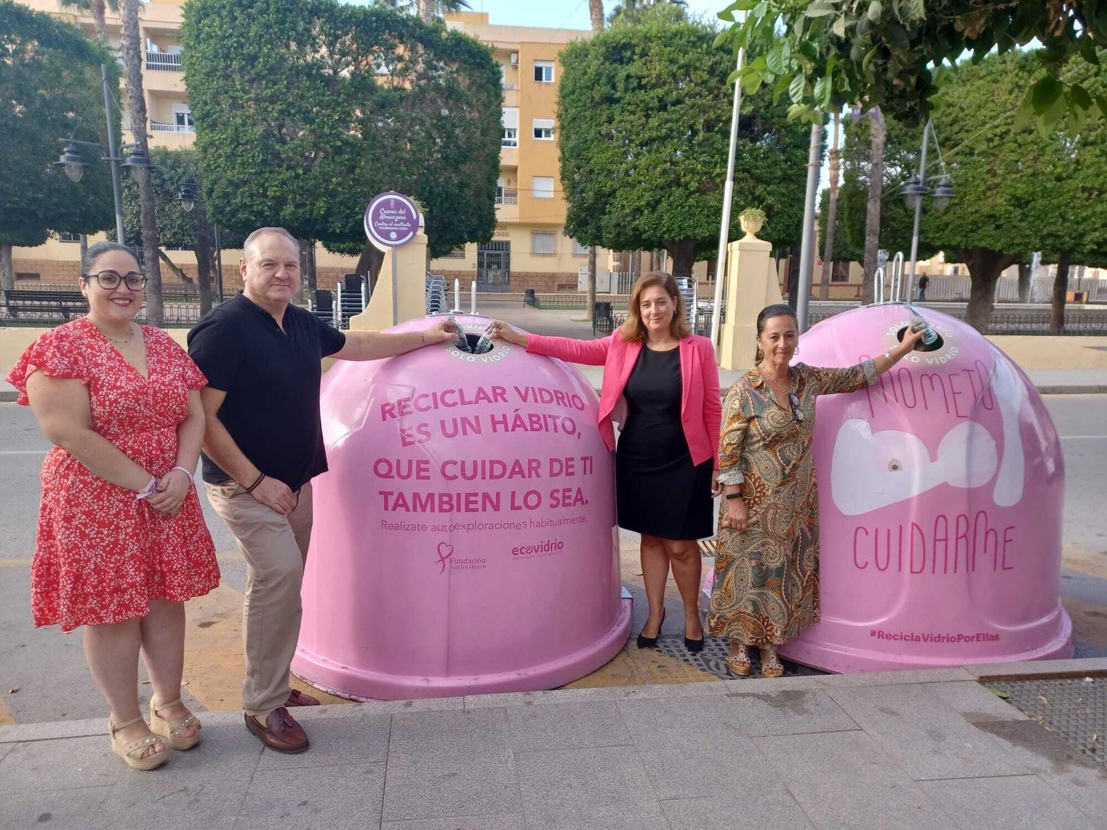 Los ediles junto a los contenedores de la campaña.