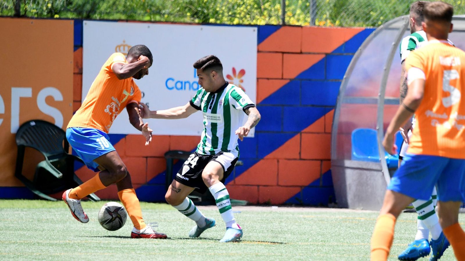 Rafa Castillo intenta frenar a Felipe Quintero.