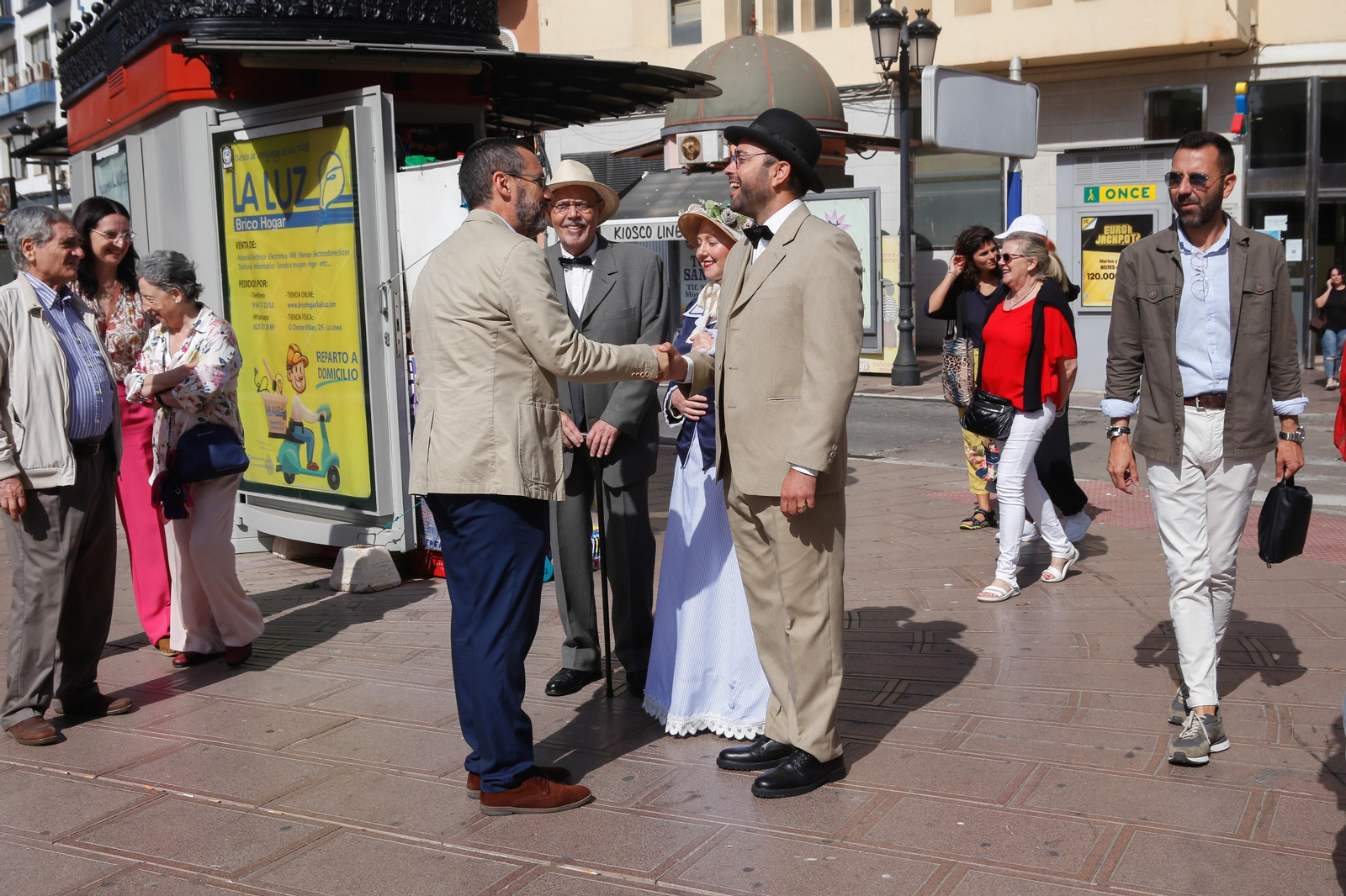 Los personajes de la novela Ulises de James Joyce pasean por La Línea, en imágenes