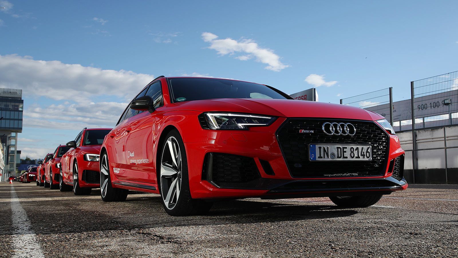 Con los RS4 Avant Audi nos enseña a realizar frenadas de emergencia con esquiva.