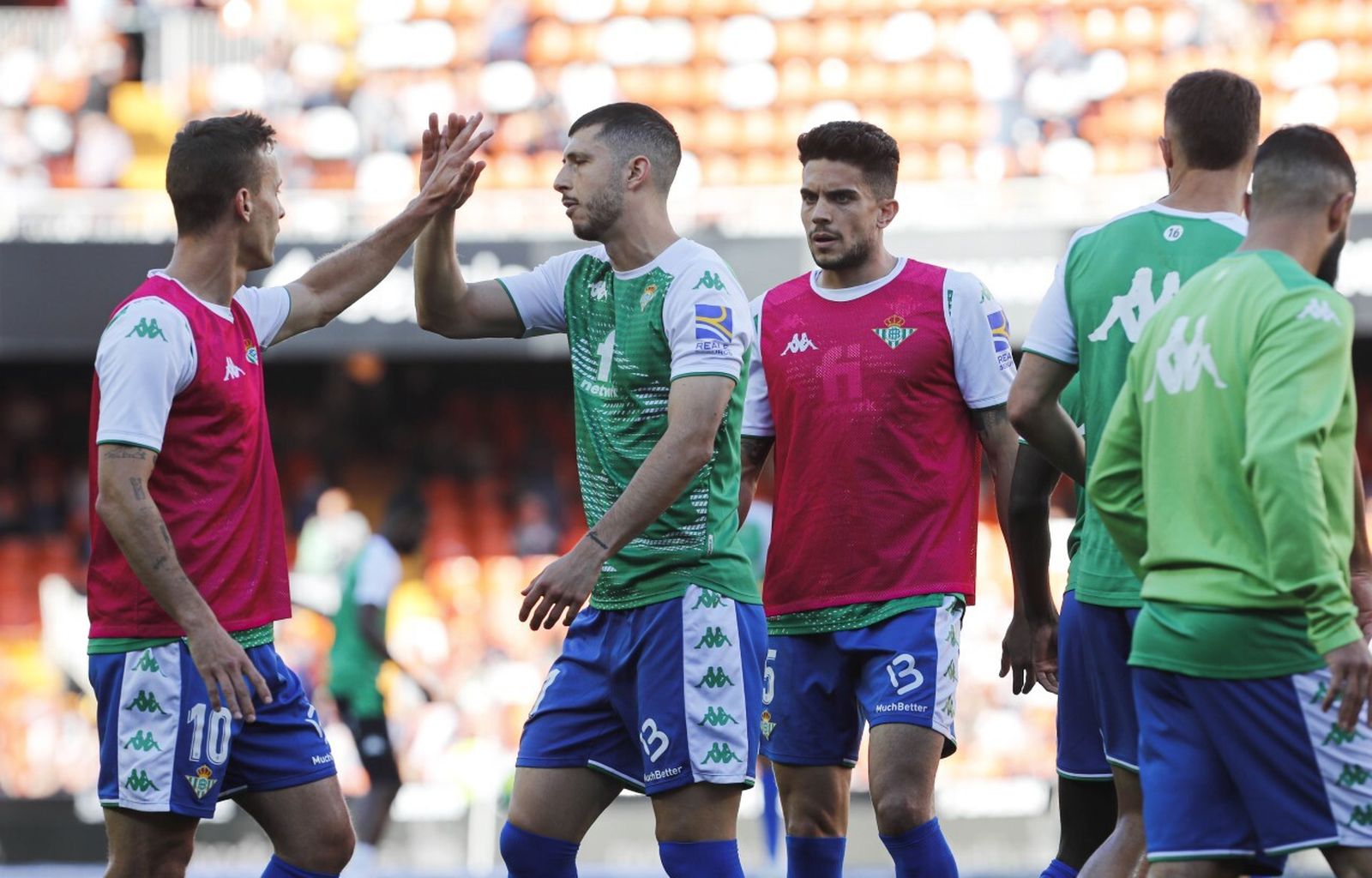 Bartra, en el centro, en el calentamiento en Mestalla.