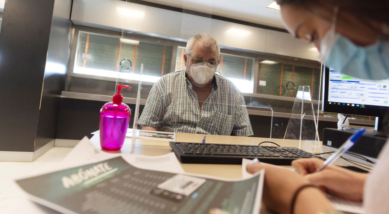 Un abonado al Córdoba CF realiza el trámite de renovación en El Arcángel la pasada temporada.