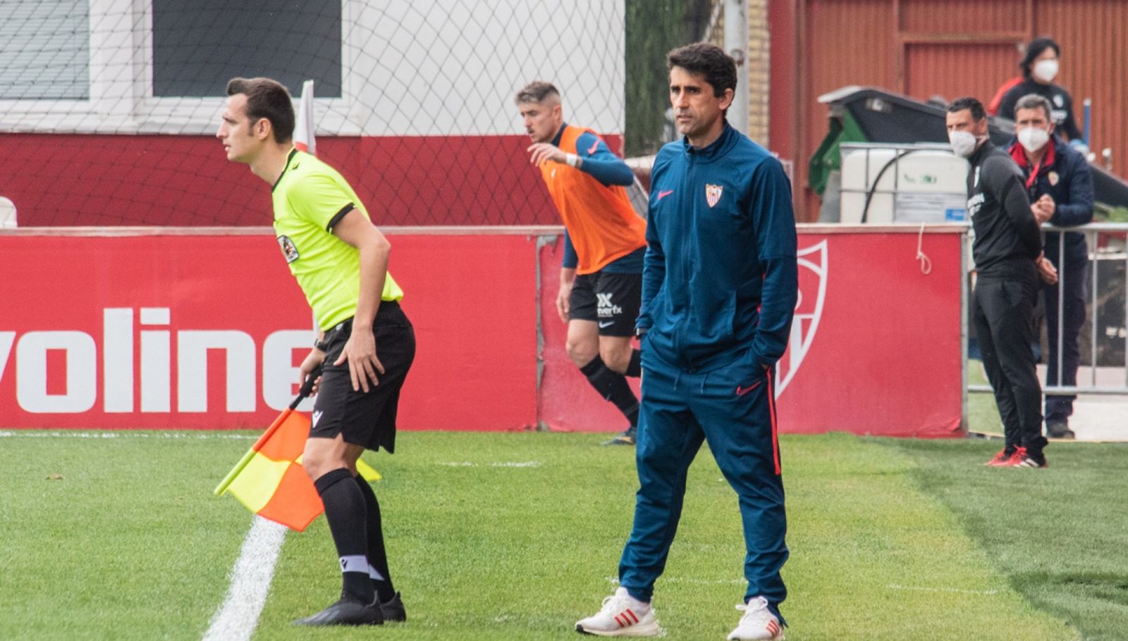 Paco Gallardo, siguiendo un partido en el estadio Jesús Navas.