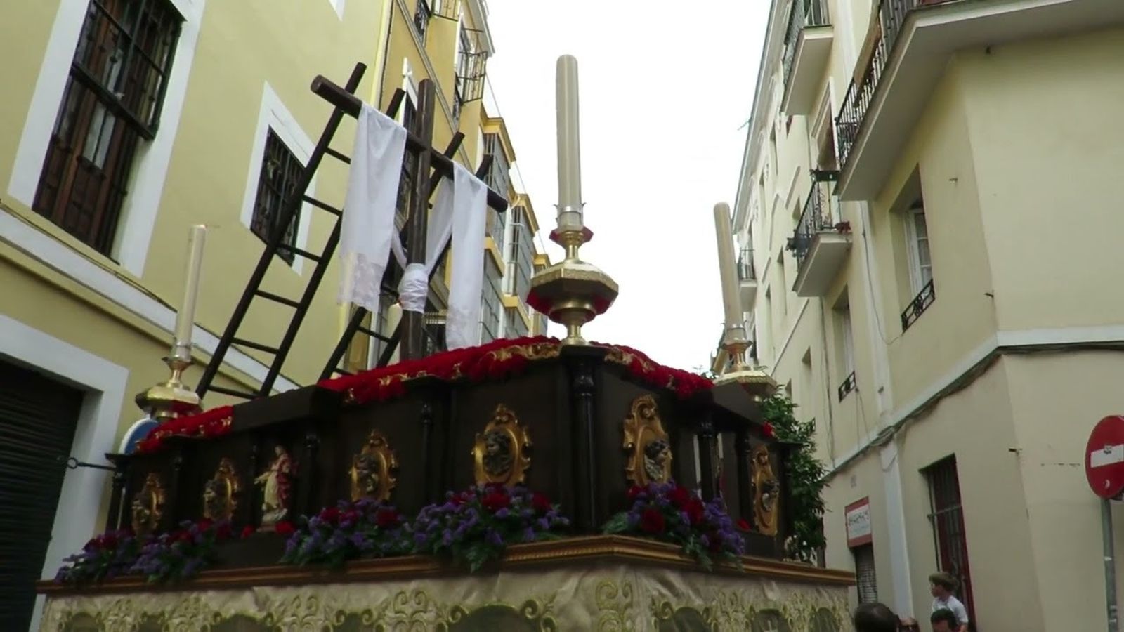 Niños de Primaria e Infantil participan en el cortejo, mientras que los de Bachillerato o Secundaria portan el paso