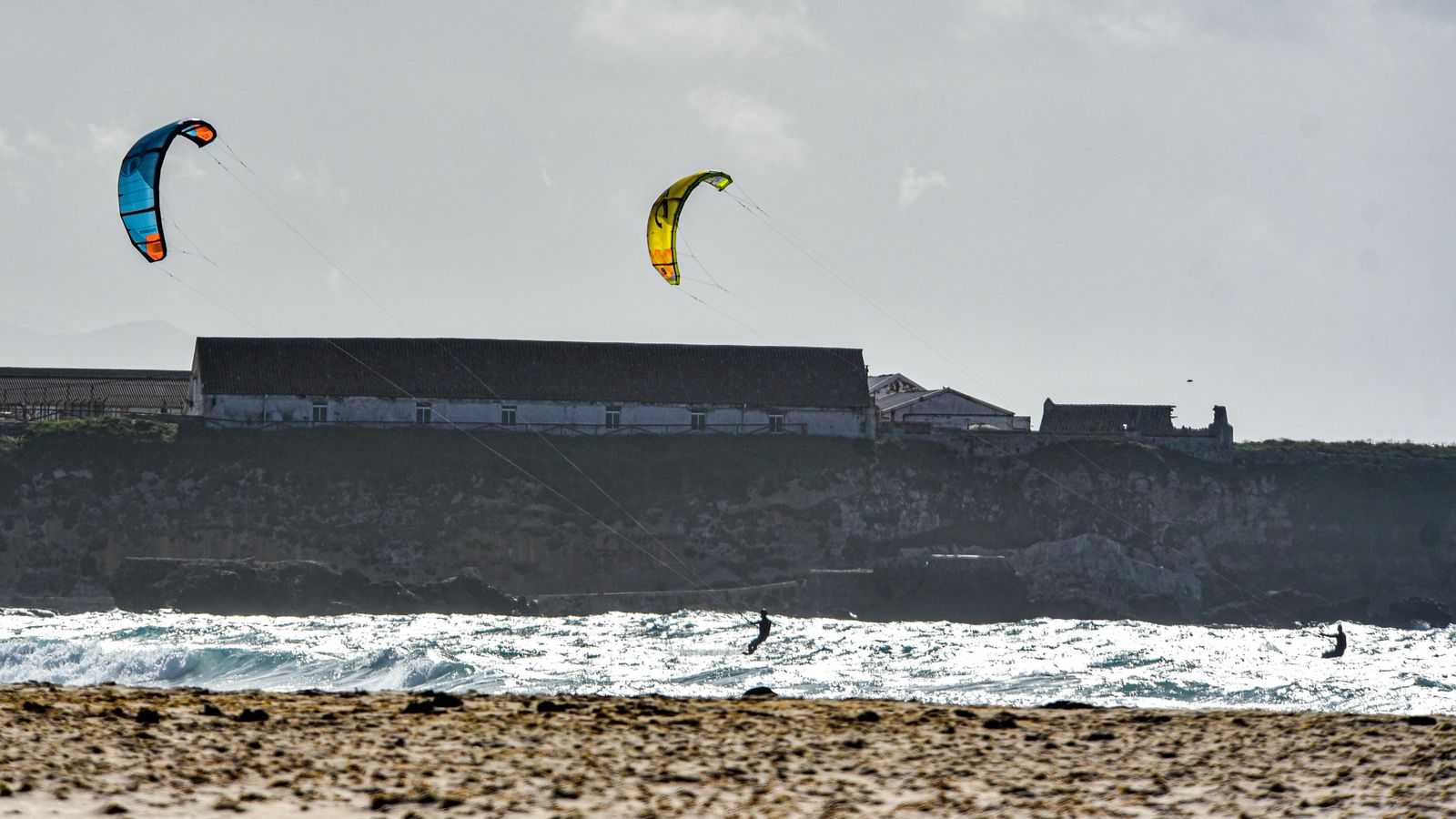 Ambiente en el puente de la Inmaculada en Tarifa, en imágenes