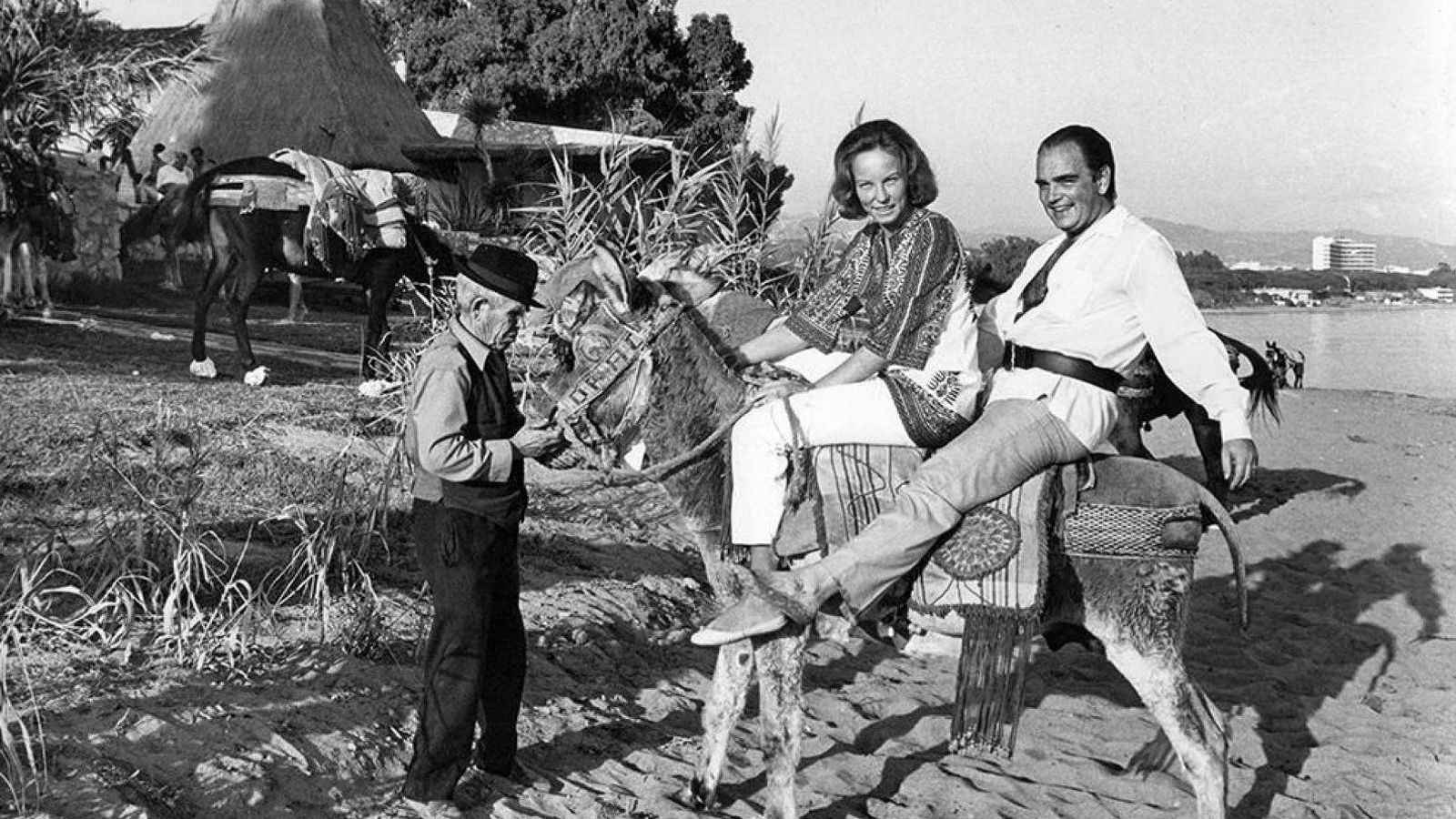 Paseo en burro por la playa del Marbella Club