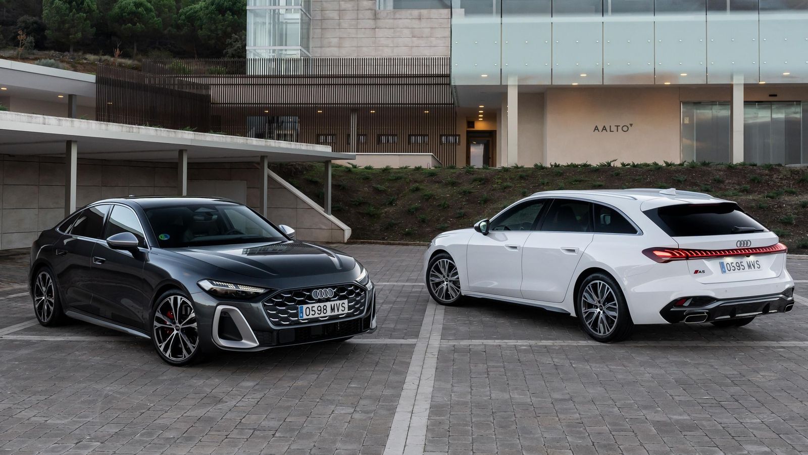 La carrocería del A5 crece considerablemente a lo largo respecto al A4 anterior, especialmente en tanto que la anchura apenas varía poco más de un centímetro y la altura otro tanto.