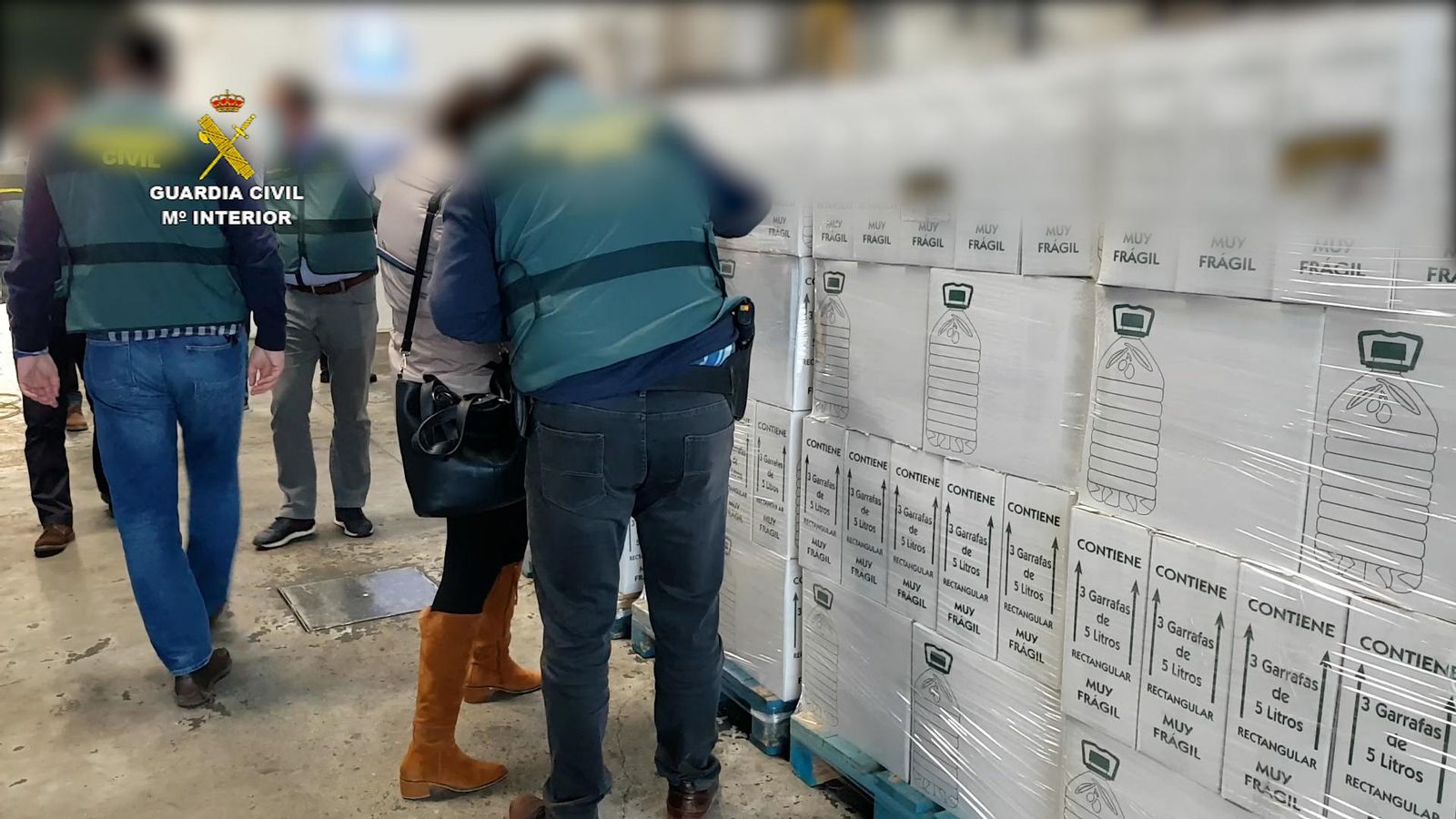 Guardias civiles, durante uno de los registros.