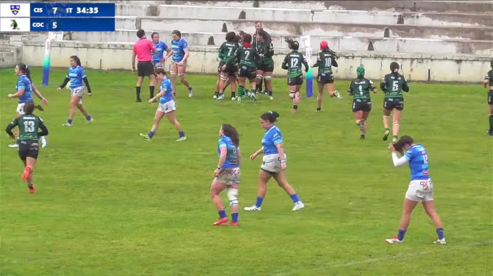 Las jugadoras sevillanas celebran el ensayo de Marta Carmona 'Arahal' minutos antes del descanso.