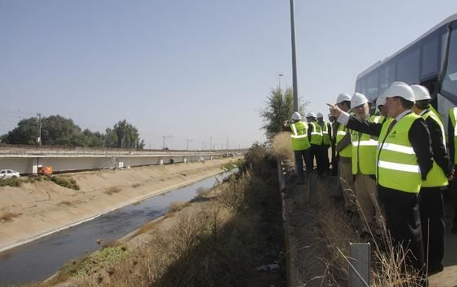 El presidente del Administrador de Infraestructuras Ferroviarias (ADIF), Antonio González, visita las obras de la línea C2 del cercanías junto al delegado del Gobierno en Andalucía, Luis García Garrido, y el portavoz del PSOE en el Ayuntamiento hispalense, Juan Espadas.

Foto: Belén Vargas