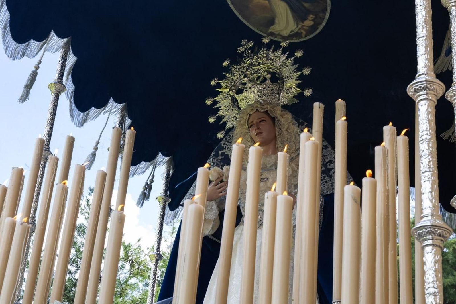La temida lluvia impide el desarrollo normal de este Martes Santo