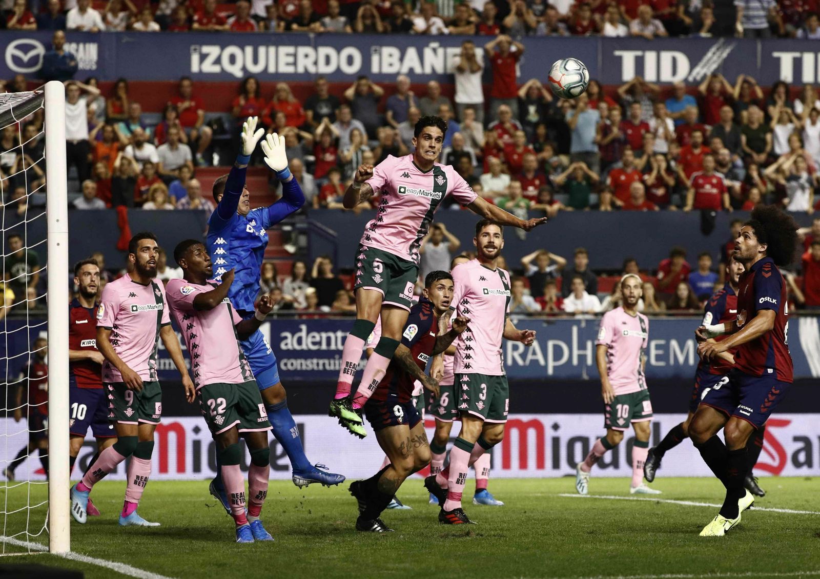 Joel y Bartra se elevan para defender uno de los nueve saques de esquina de Osasuna.