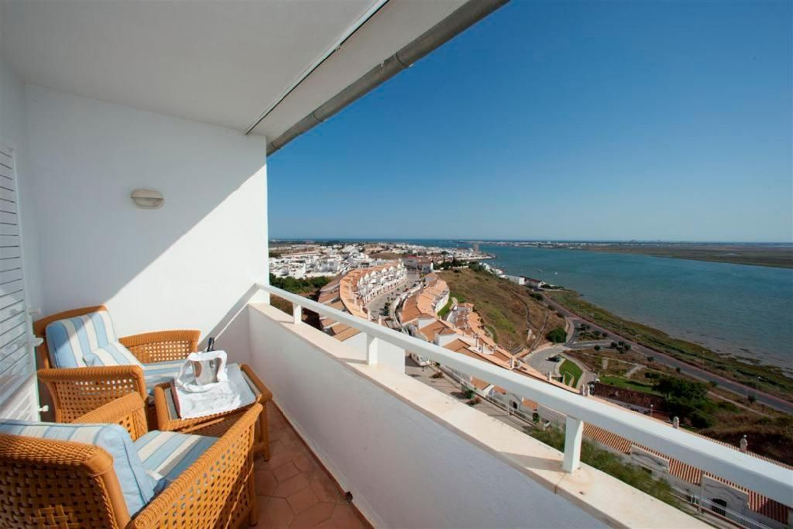 El Parador construido sobre un castillo que está en uno de los pueblos más bonitos de Huelva El Parador construido sobre un castillo que está en uno de los pueblos más bonitos de Huelva