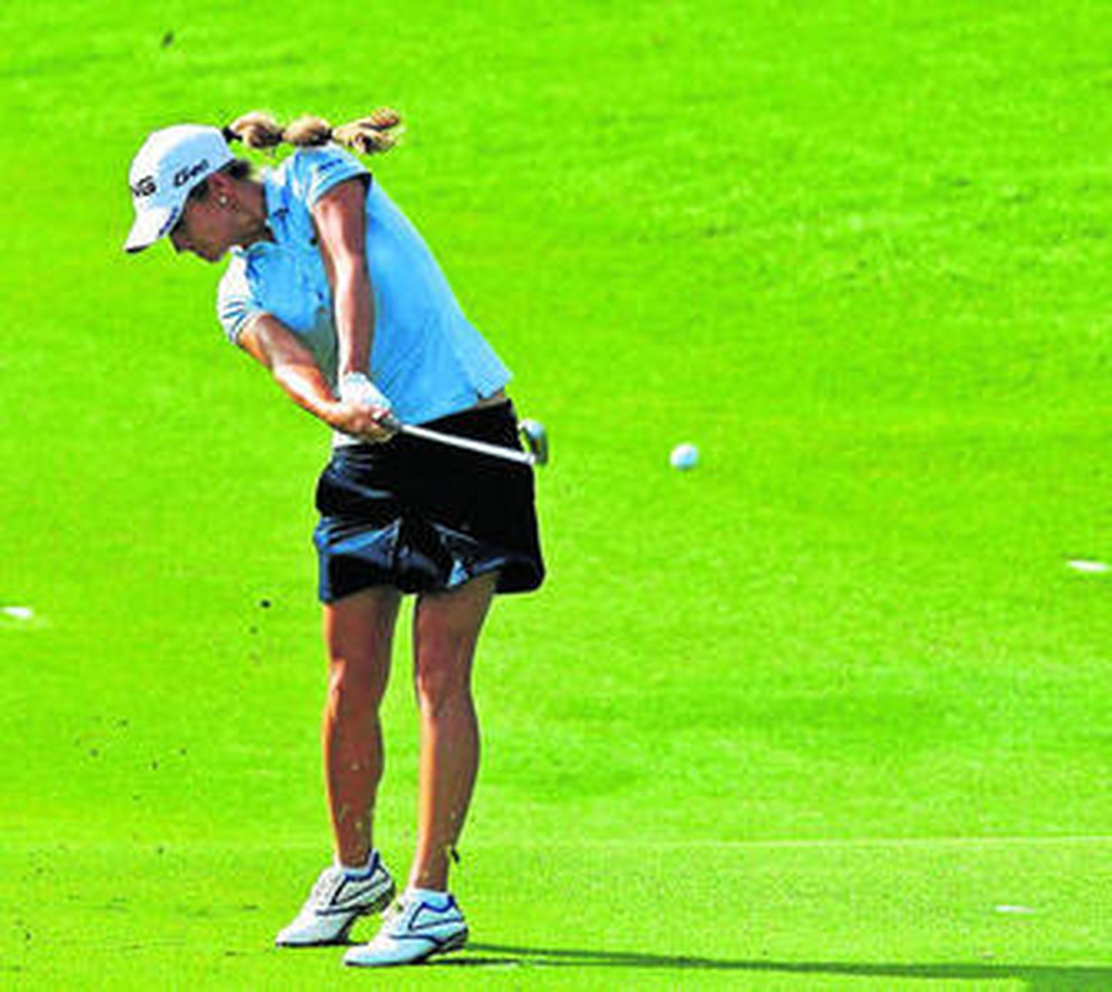 Azahara Muñoz golpea desde la calle.