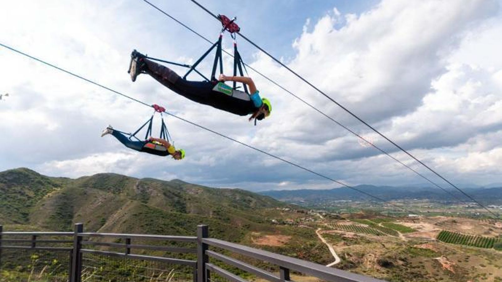 Un salto de tirolina doble individual en Alhaurín de la Torre.