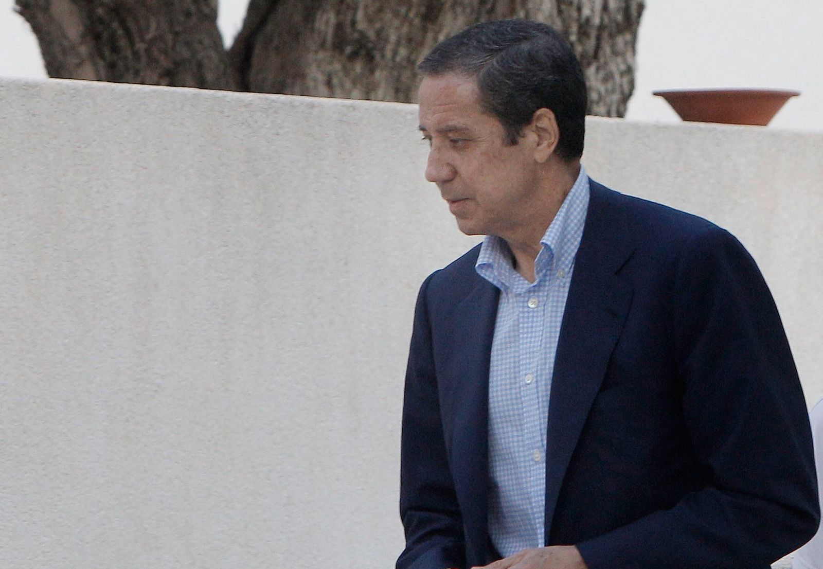 Zaplana, en una imagen de archivos, sale de su domicilio.