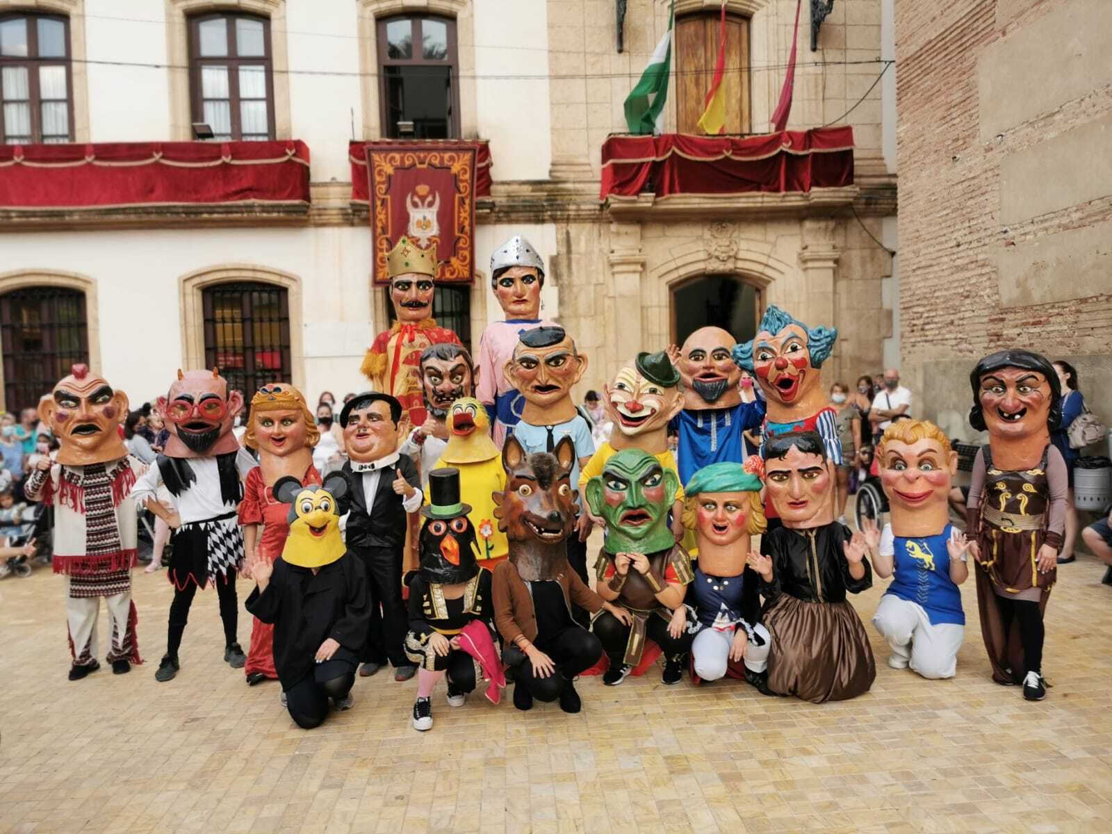 Los gigantes y cabezudos vuelven a las calles de Vera tras dos años