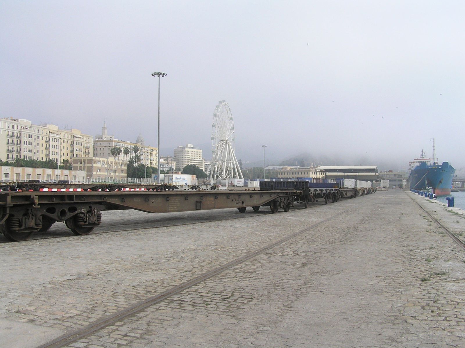 Vagones en la explanada del muelle 4 tras el traslado de los contenedores a la terminal del muelle 9, ayer.