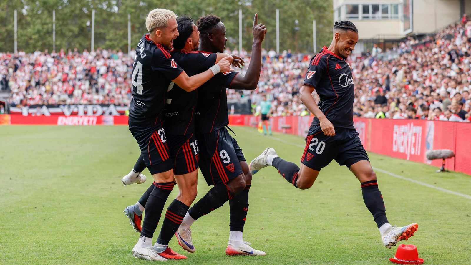 Januzaj y Suazo se abrazan a Akor Adams mientras Sow celebra con alegría el 0-1 en Vallecas.