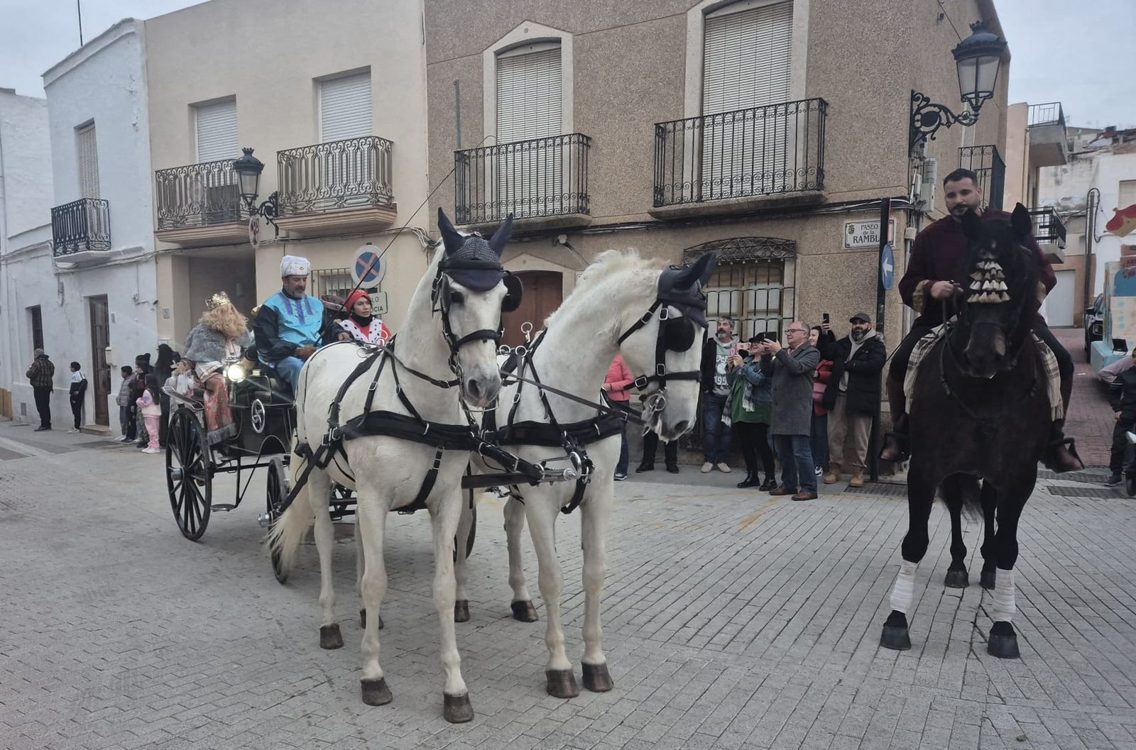 Turre se llena de luz y colorido con una mágica cabalgata, en imágenes