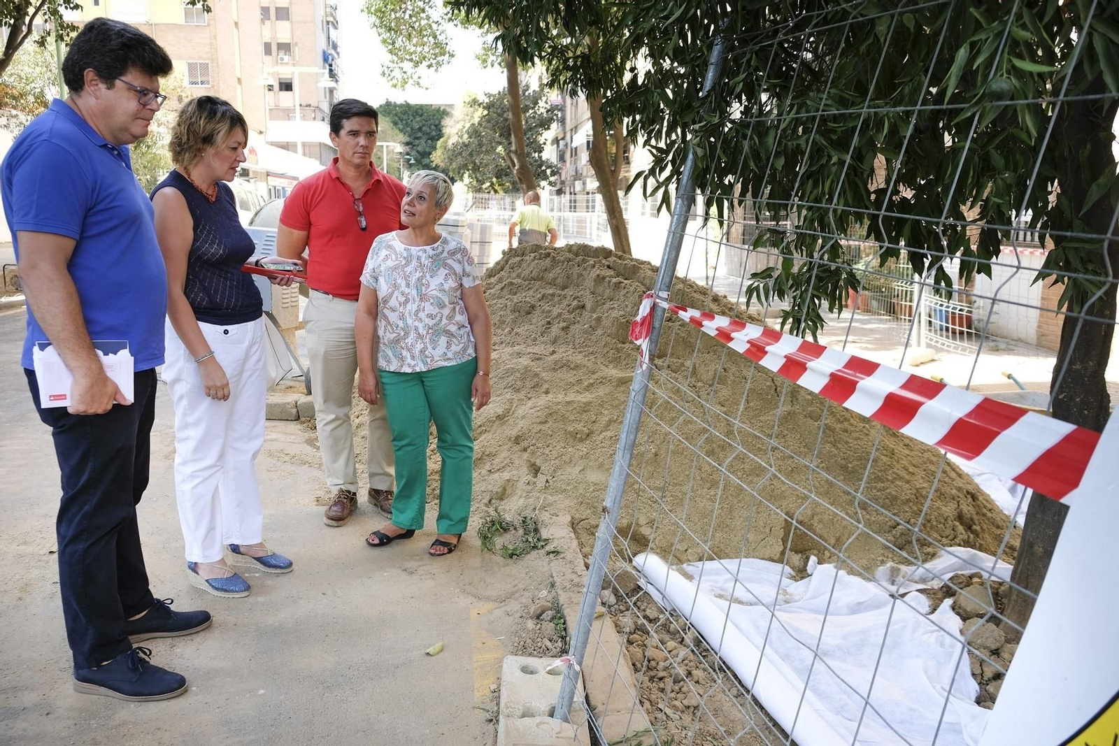 Inmaculada Acevedo visita las obras de las mejoras de zonas verdes.
